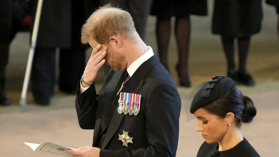 Prinz Harry und seine Frau Meghan erweisen Königin Elizabeth II. die letzte Ehre, während der Sarg aufgebahrt steht.