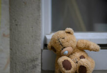 29858891-with-a-teddy-bear-prepared-with-a-gps-signal-a-woman-27-convicted-a-thief-in-mainz-rlp-photomontage-ufe-1 Mit einem mit GPS-Signal präparierten Teddybär hat eine Frau (27) in Mainz (RLP) einen Dieb überführt. (Fotomontage)