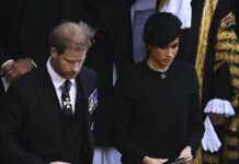 29868091-harry-and-meghan-mourn-the-queen-at-the-state-dinner-on-the-sunday-before-the-funeral-the-two-are-probably-outside-before-3ife-1 Harry und Meghan trauern um die Queen. Beim Staatsdinner am Sonntag vor der Beerdigung sind die beiden aber wohl außen vor.