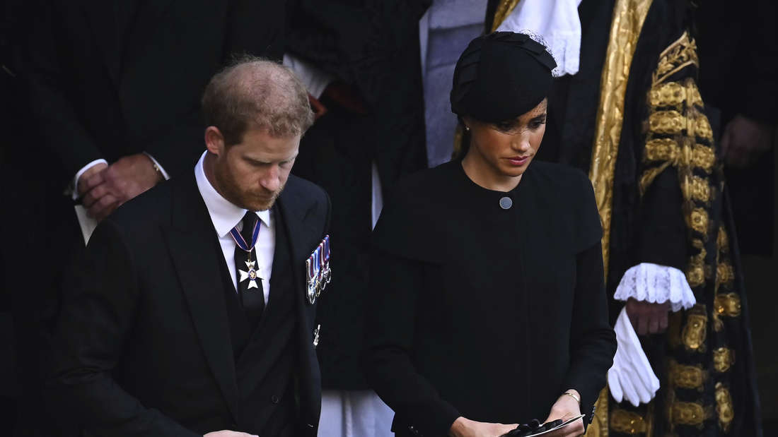 Harry und Meghan trauern um die Queen. Beim Staatsdinner am Sonntag vor der Beerdigung sind die beiden aber wohl außen vor.