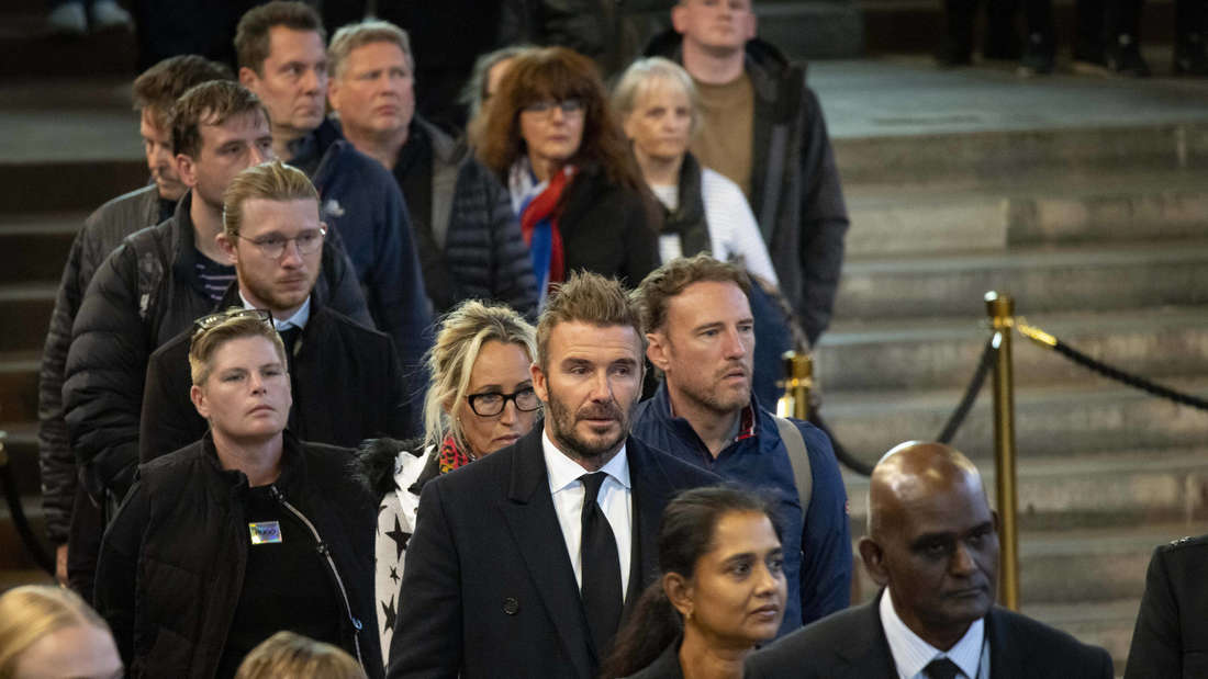 29871507-david-beckham-queen-elizabeth-ii-honor-queue-queue-coffin-1afe David Beckham queen elizabeth ii ehre warteschlang schlange sarg