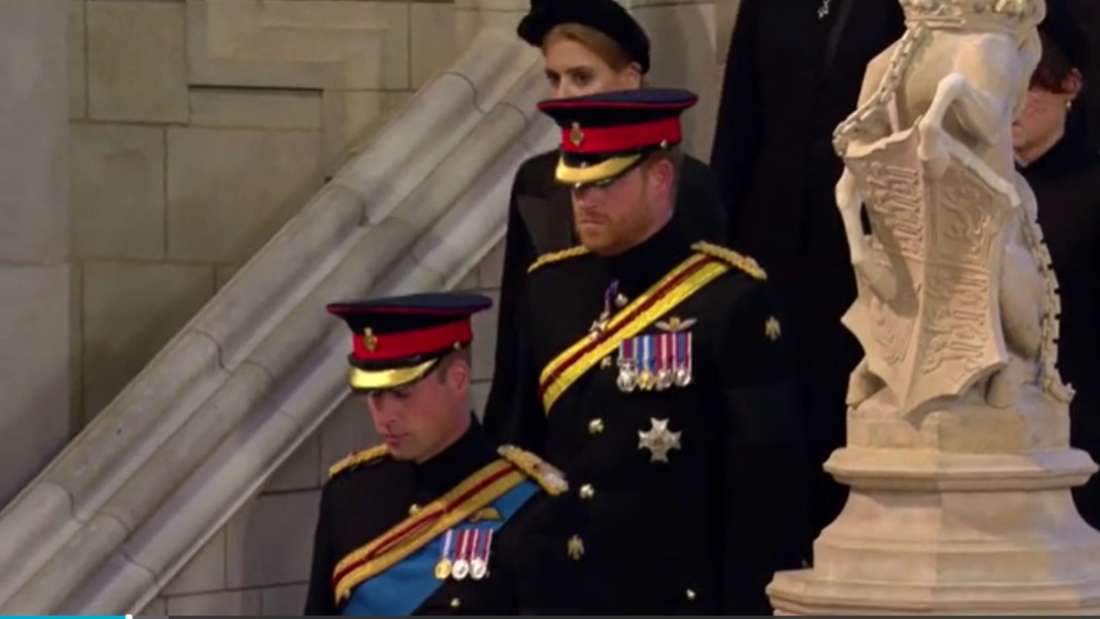 29869820-harry-and-william-kept-an-honor-guard-at-the-coffin-of-queen-harry-on-saturday-night-on-the-coffin-of-the-queen-harry-was-allowed-to-wear-his-initials-2d3pctyzxcfe Harry und William hielten am Samstagabend eine Ehrenwache am Sarg der Queen. Harry durfte die Initialen „ER“ nicht mehr tragen.