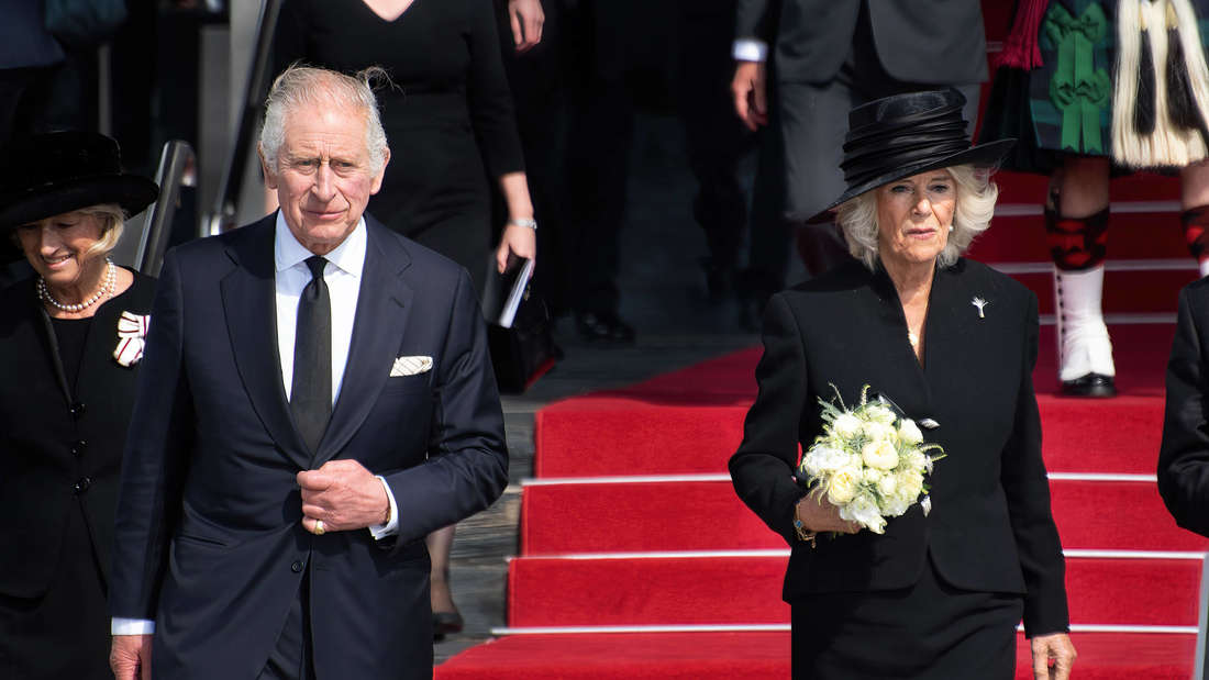 Charles III., der neue König des Vereinigten Königreichs, begrüßt das Volk von Wales bei seinem ersten offiziellen Besuch mit Queen Consort Camilla in den Houses of Parliament in Cardiff.