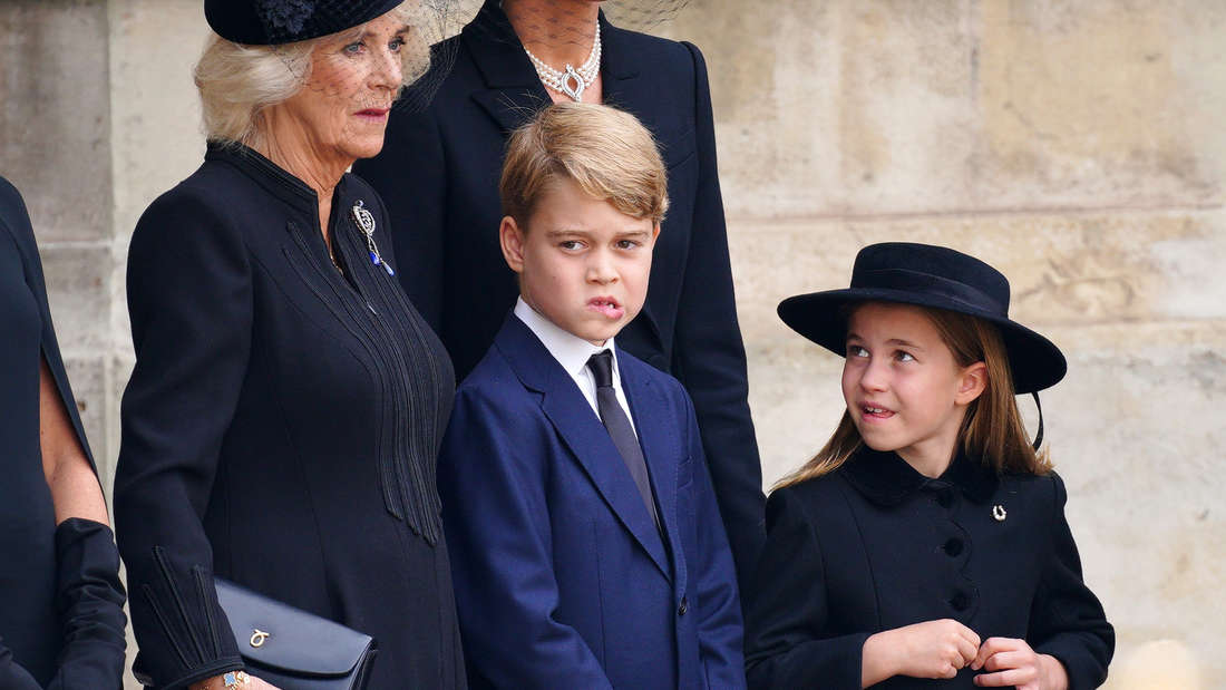 Queen Consort Camilla, Prinz George, und Prinzessin Charlotte verlassen die Westminster Abbey.