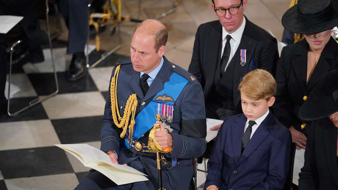 Prinz William, Prinz von Wales, und sein Sohn Prinz George sitzen nebeneinander.