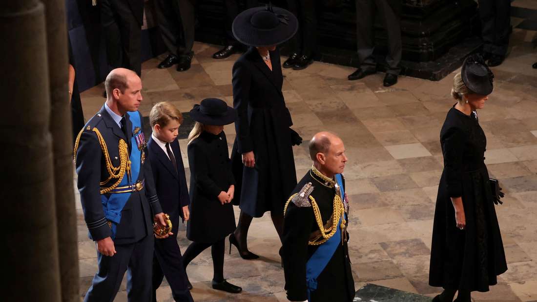 William (l), Prinz von Wales, und Kate (4.v.l), Prinzessin von Wales, treffen mit ihren Kindern Prinz George (2.v.l-r) und Prinzessin Charlotte.