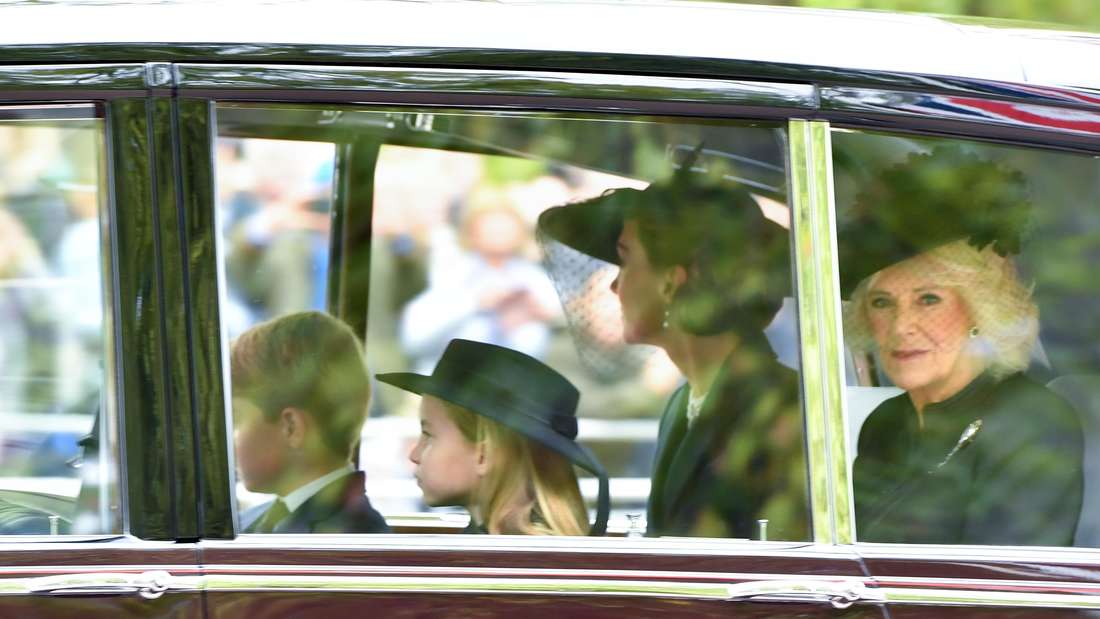 Prinz George, Prinzessin Charlotte, Kate, Prinzessin von Wales und die Queen Consort Camilla kommen im selben Wagen.