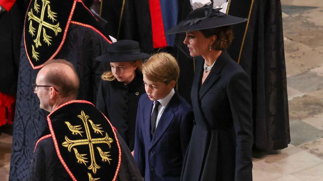 Kate, Prinzessin von Wales (r), Prinzessin Charlotte (l) und Prinz George (M) kommen zum Staatsakt vor der Beisetzung von Königin Elizabeth II. in der Westminster Abbey.