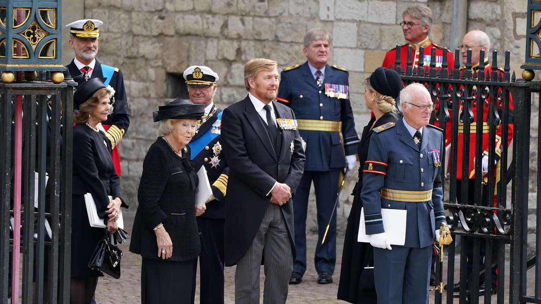 Beatrix (M l-r), Prinzessin der Niederlande, Willem-Alexander, König der der Niederlande und Maxima, Königin der Niederlande; dahinter König Carl XVI. Gustaf von Schweden und Königin Silvia von Schweden.