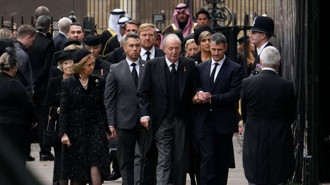 Der ehemalige spanische König Juan Carlos (M), seine Frau Sofia (vorne l), dahinter (2. Reihe l-r ) , Beatrix, Prinzessin der Niederlande, Willem-Alexander, König der der Niederlande (Mitte dahinter) und Maxima, Königin der Niederlande ( dahinter M r)