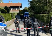 29892210-hooded-officials-in-rottach-egern-am-tegernsee-currently-all-possessions-of-alischer-usmanow-are-stormed-and-searched-2vbhujd1erfe-1 Vermummte Beamte in Rottach-Egern am Tegernsee: Aktuell werden sämtliche Besitztümer Alischer Usmanows gestürmt und durchsucht.