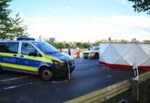 Beim Unfall mit einem Polizeiauto ist eine Radfahrerin auf der K4250 bei Schwetzingen (Baden-Württemberg) tödlich verletzt worden.