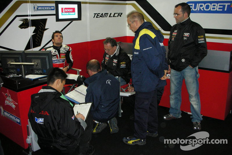motogp-australian-gp-2007-carlos-czech Carlos Checa junto a Ramón Forcada en el box de LCR en 2007