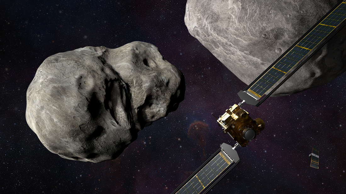 Eine undatierte Aufnahme zeigt, wie eine Nasa-Sonde direkt und absichtlich in einen Asteroiden krachen und dadurch dessen Flugbahn verändern.