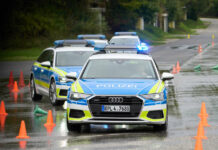 Beamte der rheinland-pfälzischen Autobahnpolizei nehmen mit ihren neuen Streifenwagen an einem Fahrsicherheitstraining teil.