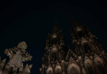 Nur vom Licht einiger Straßenlaternen und umliegender Gebäude werden der Kölner Dom und die Kreuzblume nach 23 Uhr beleuchtet.