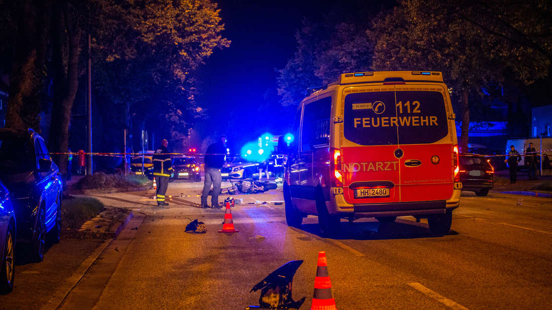 Tödlicher Motorradunfall in Hamburg. Ein 24-jähriger Biker kracht mit hoher Geschwidigkeit in ein PKW.
