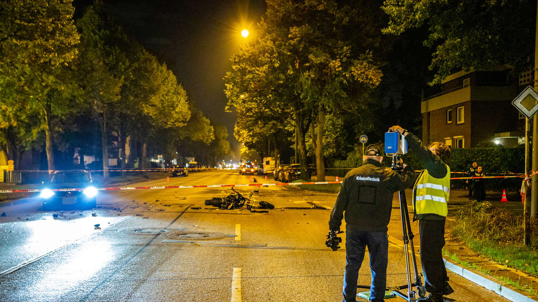 Tödlicher Motorradunfall in Hamburg. Ein 24-jähriger Biker kracht mit hoher Geschwidigkeit in ein PKW.