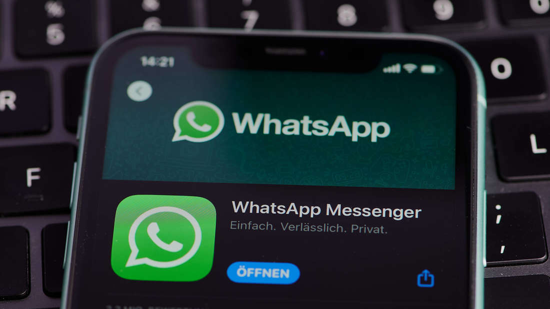 App-Symbol des Whatsapp-Messengers auf einem deutschen Smartphone im App Store