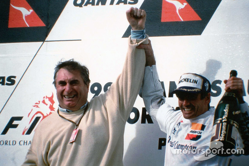 Podio: ganador de la carrera Mick Doohan, Honda y Dr. Claudio Costa