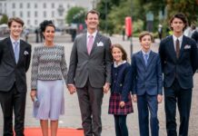 29964247-smiles-for-the-family-album-prince-felix-princess-marie-prince-joachim-princess-athena-prince-henrik-and-prince-nikolai-dpa-2jmoovcsqafe-1 Lächeln fürs Familienalbum (v. l. n. r.): Prinz Felix, Prinzessin Marie, Prinz Joachim, Prinzessin Athena, Prinz Henrik und Prinz Nikolai. dpa