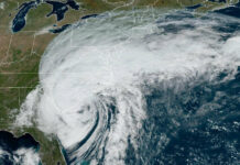 Dieses von der National Oceanic and Atmospheric Administration (NOAA) zur Verfügung gestellte Satellitenbild zeigt Hurrikan „Ian“ über der Küste von South Carolina.