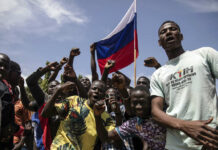 Junge Männer rufen Slogans gegen die Macht von Oberstleutnant Damiba, gegen Frankreich und schwenken eine russische Fahne. Der amtierende Präsident im westafrikanischen Burkina Faso wurde bei einem Militärputsch abgesetzt.
