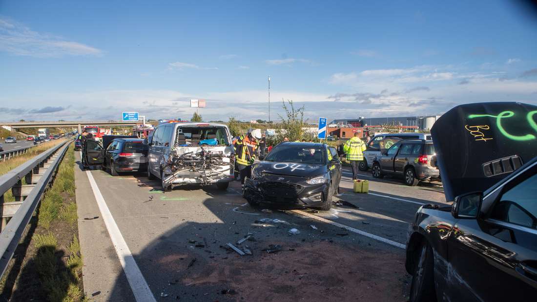 Mehrere Fahrzeuge waren bei dem schweren Unfall auf der A1 bei Elsdorf beteiligt