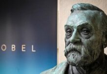 29983671-a-bust-of-alfred-nobel-in-the-karolinska-institute-in-stockholm-sweden-3atvijtin5fe-1 Eine Büste von Alfred Nobel im Karolinska Institute in Stockholm (Schweden).