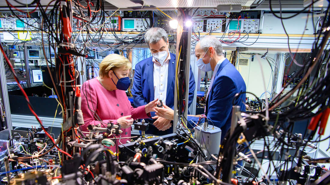 Immanuel Bloch zeigt sein Labor für Quantenoptik (Archivfoto) Bundeskanzlerin Angela Merkel und dem bayerischen Ministerpräsidenten Markus Söder.