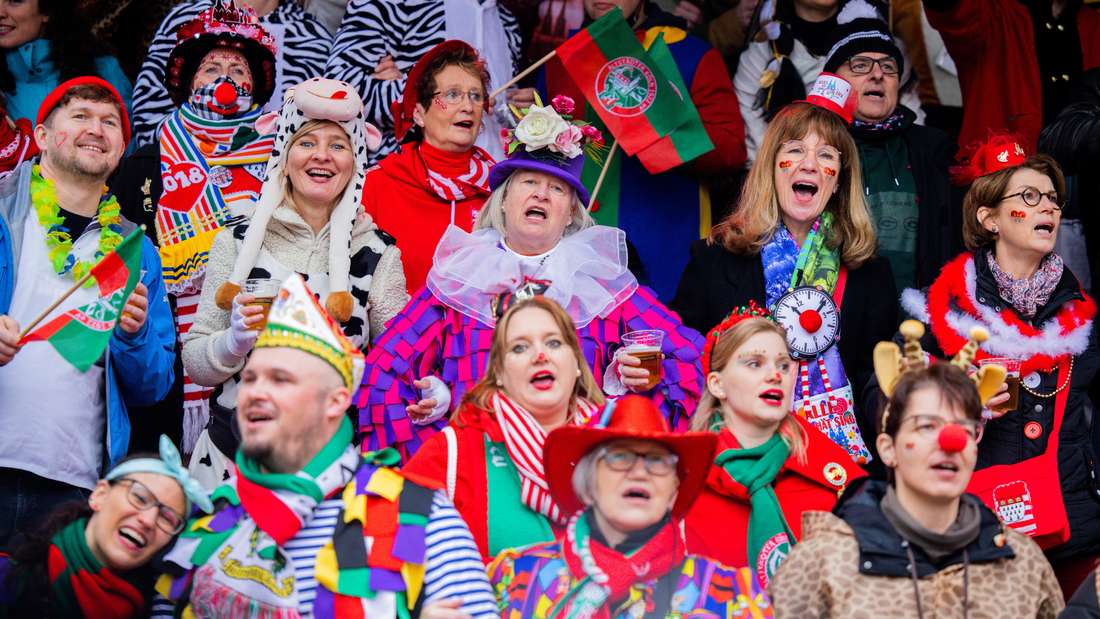 30055228-jecken-and-jeckinnen-celebrate-on-the-alter-markt-on-women-fastnacht-the-opening-of-the-street-carnival-2lehzk4k59fe-3 Jecken und Jeckinnen feiern auf dem Alter Markt an Weiberfastnacht die Eröffnung des Straßenkarnevals.