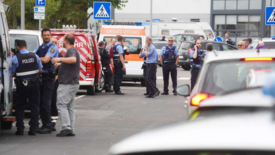 In Ludwigshafen sind bei einem Messerangriff zwei Menschen getötet und ein weiterer schwer verletzt worden.