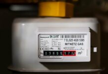 30044225-a-gas-meter-hangs-in-the-basement-of-a-detached-house-2l0esowjdgfe-1 Ein Gaszähler hängt im Keller eines Einfamilienhauses.