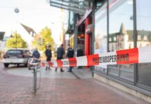 In einer Sparkassenfiliale in Schleswig sind am Mittwoch zwei tote Menschen gefunden worden.