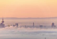 Die Skyline der Hochhäuser von Frankfurt am Main ragt am Morgen aus einer Nebeldecke.