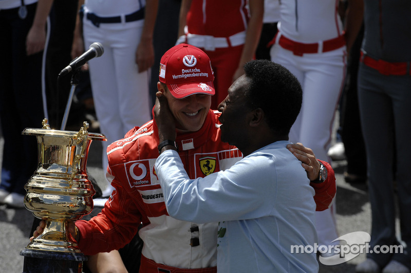 Ceremonia de la retirada de Michael Schumacher de la F1: recibe un trofeo de Pelé