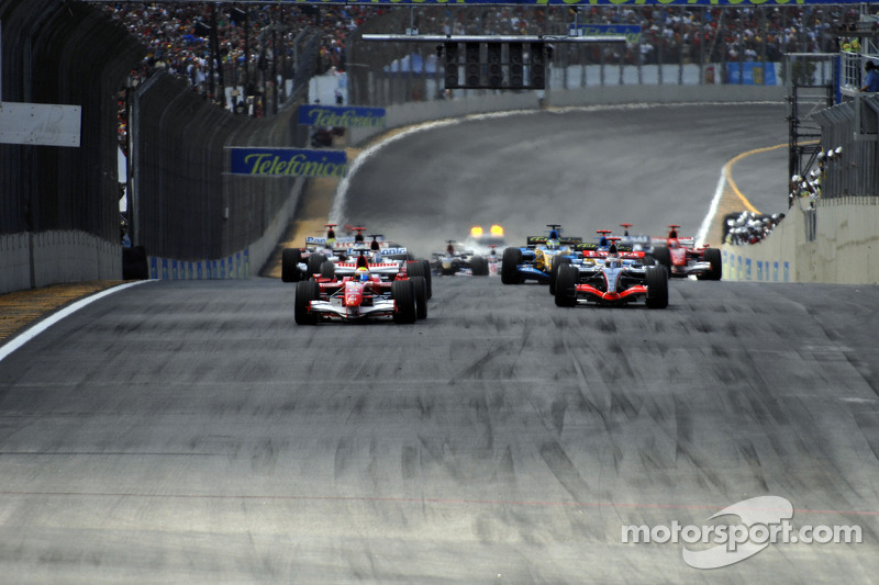Inicio de la carrera: Felipe Massa, líder por delante de Kimi Raikkonen
