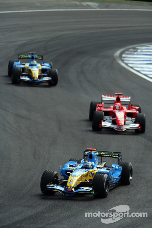 Fernando Alonso delante de Michael Schumacher y Giancarlo Fisichella
