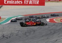 Carlos Sainz, Ferrari F1-75, hace un trompo en la primera curva de la primera vuelta