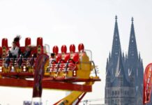 30130339-a-ride-shop-at-the-deutzer-fair-in-the-background-the-cologne-cathedral-3yfbioiydgfe-1 Ein Fahrtgeschäft auf der Deutzer Kirmes, im Hintergrund der Kölner Dom