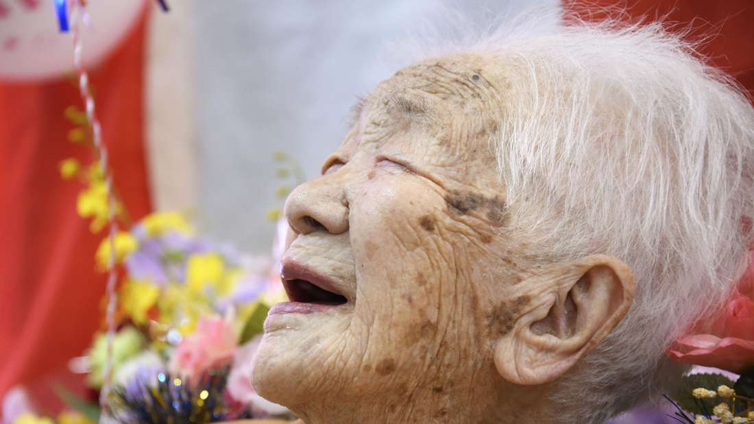 Tanaka Kane lächelt drei Tage nach ihrem 117. Geburtstag.