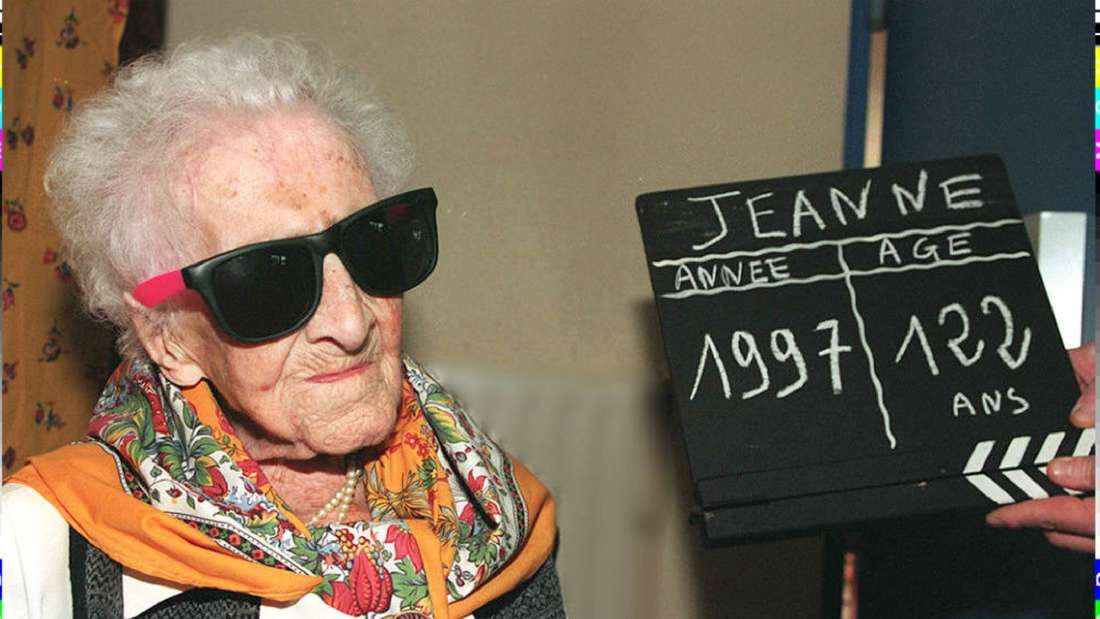 Jeanne Calment, die älteste Frau der Welt, posiert am 20.2.1997 im französischen Arles für die Fotografen.