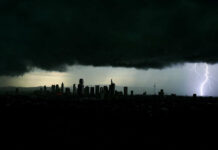 30130948-lightning-over-the-silhouette-of-the-frankfurt-skyline-40ej78jdcrfe-1 Ein Blitz über der Silhouette der Frankfurter Skyline.
