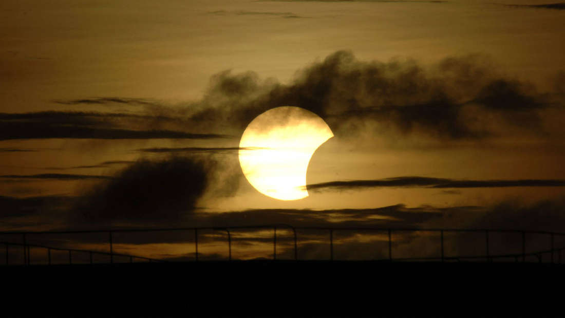 Die längste partielle Sonnenfinsternis seit sieben Jahren ist am Dienstag, 25.10.2022, über Deutschland zu bestaunen.