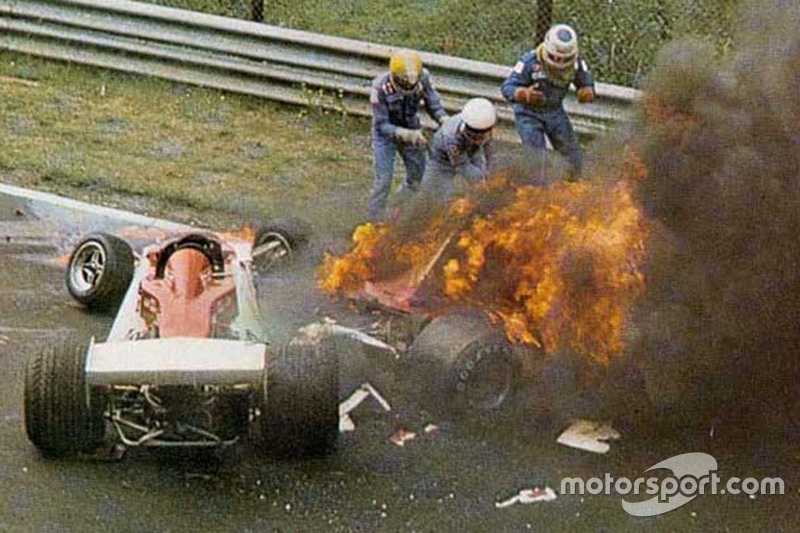 f1-german-gp-1976-niki-lauda-ferrari-312t2-on-fire-after-crashing-near-bergwerk-corner
