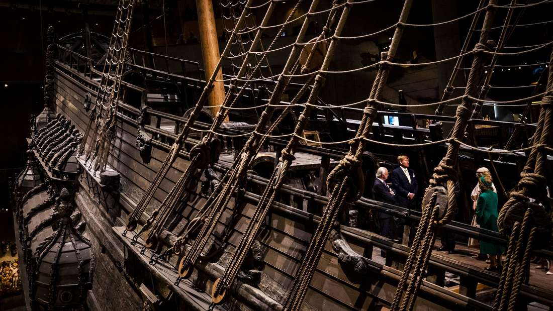 Vasa-Museum in Stockholm: Schweden-König Willem Alexander und Königin Maxima auf dem ausgestellten Schiffswrack der „Vasa“