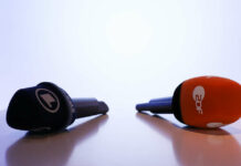 Mikrofone von ARD und ZDF liegen vor einer Pressekonferenz auf einem Tisch.