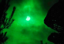 Die teilweise vom Mond verdeckte Sonne am 25. Oktober im britischen Falkirk - betrachtet durch das Glas eines Schweißer-Visiers
