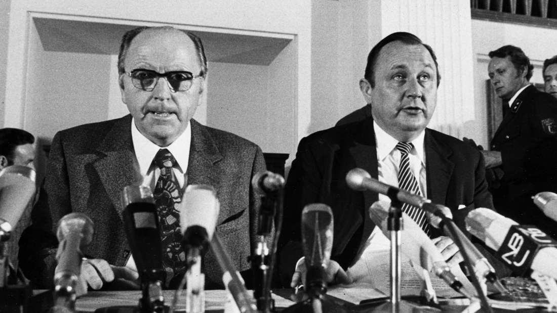 Überrumpelt: Bruno Merk (li.) und Hans-Dietrich Genscher bei einer Pressekonferenz nach dem Olympia-Attentat.