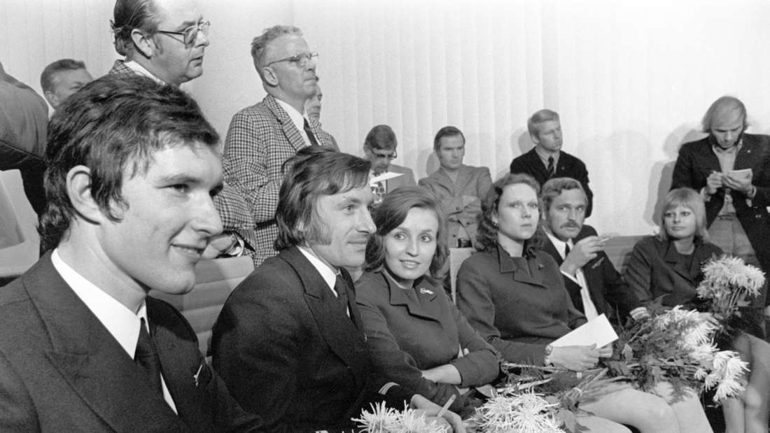 30159509-the-crew-of-the-kidnapped-lufthansa-plane-after-its-release-the-photo-was-taken-at-a-press-conference-in-frankfurt-main-2pfe Der Crew der entführten Lufthansa-Maschine nach ihrer Freilassung. Das Foto entstand bei einer Pressekonferenz in Frankfurt/Main.